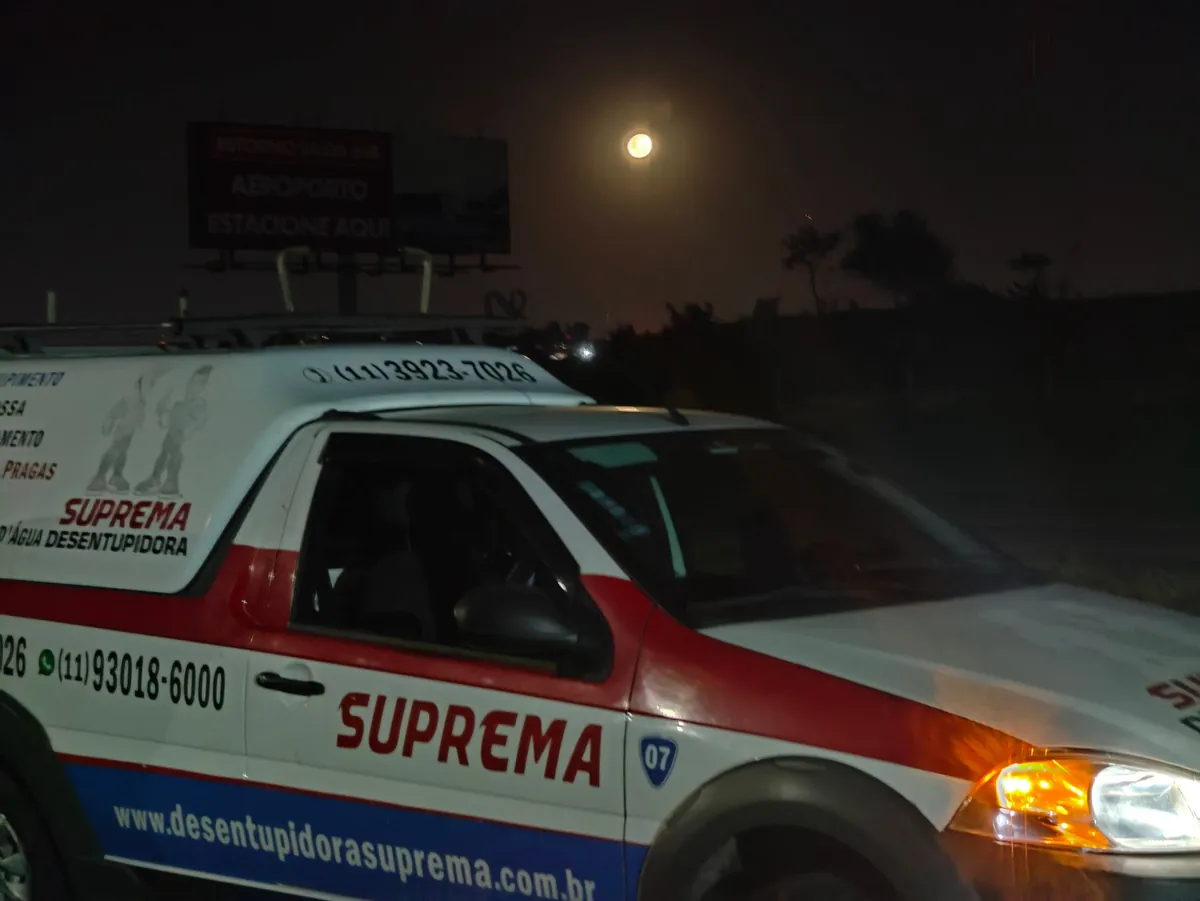Veículo da Suprema Desentupidora em atendimento noturno 24 horas