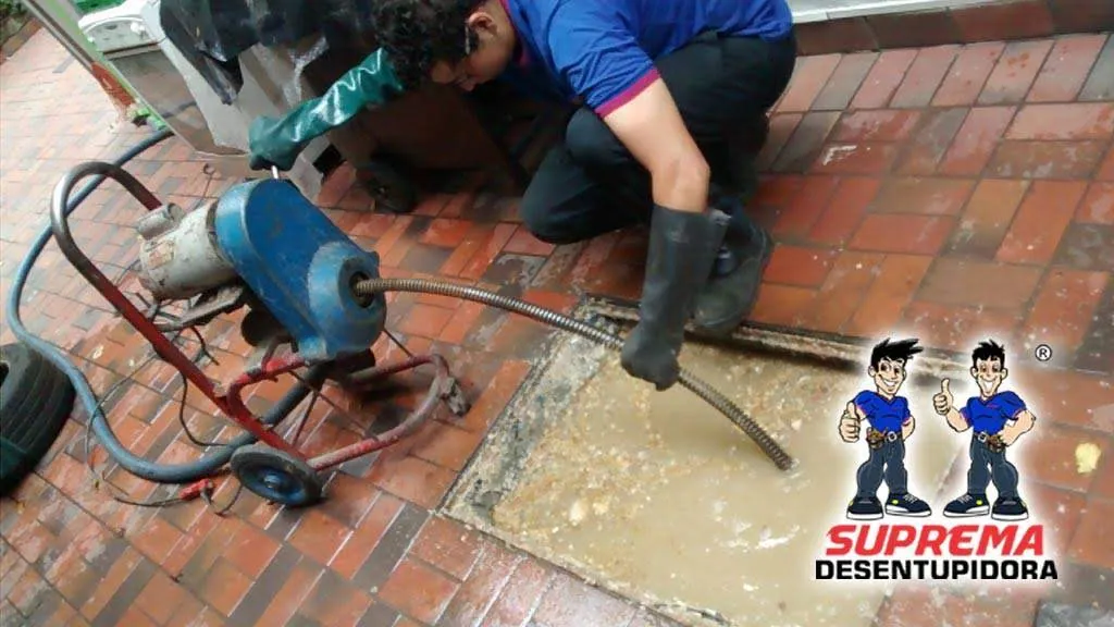 Desentupimento de ralo externo com máquina rotativa