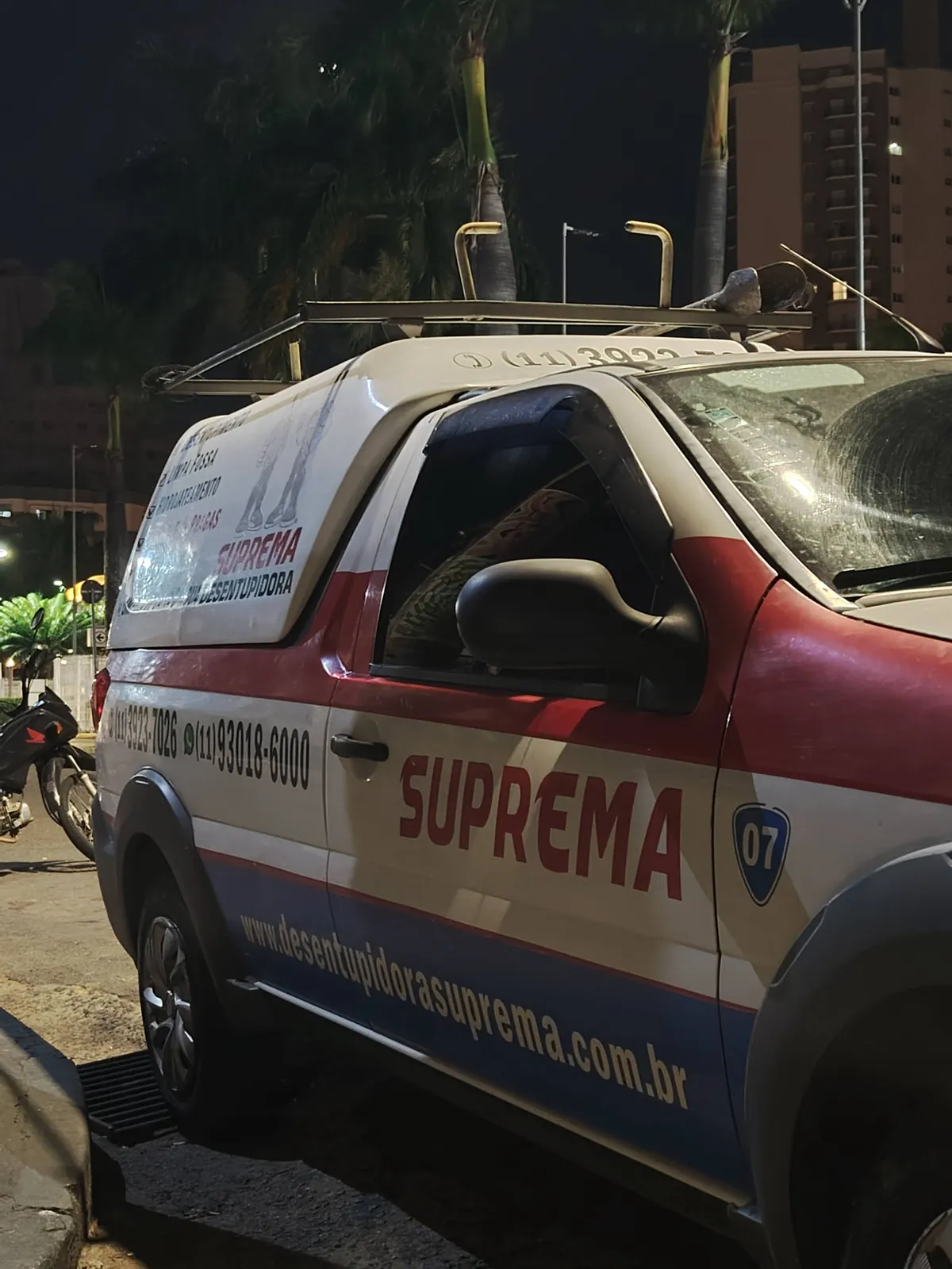 Técnico desentupindo vaso sanitário em atendimento residencial