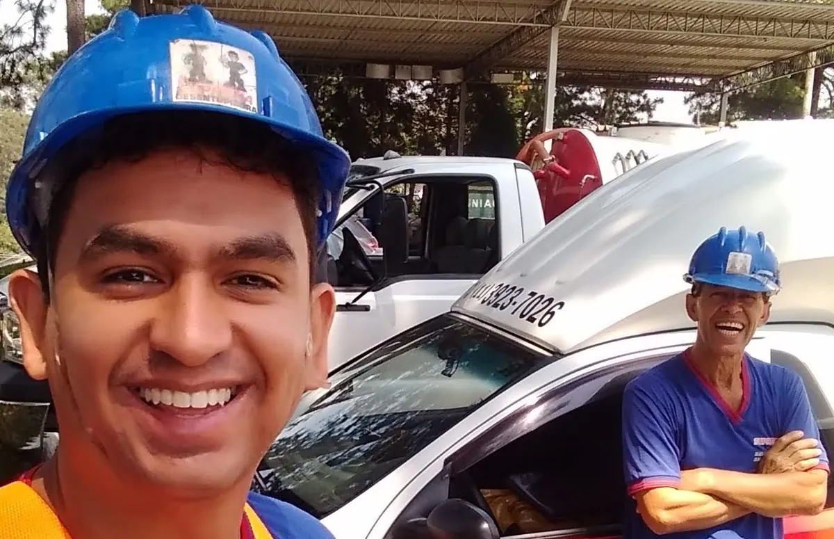 Equipe da Suprema Desentupidora ao lado do caminhão limpa fossa