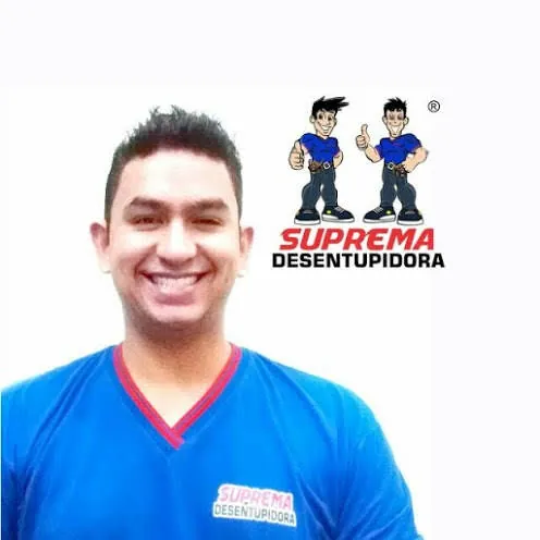 Técnico da Suprema Desentupidora uniformizado em Divinópolis, Minas Gerais
