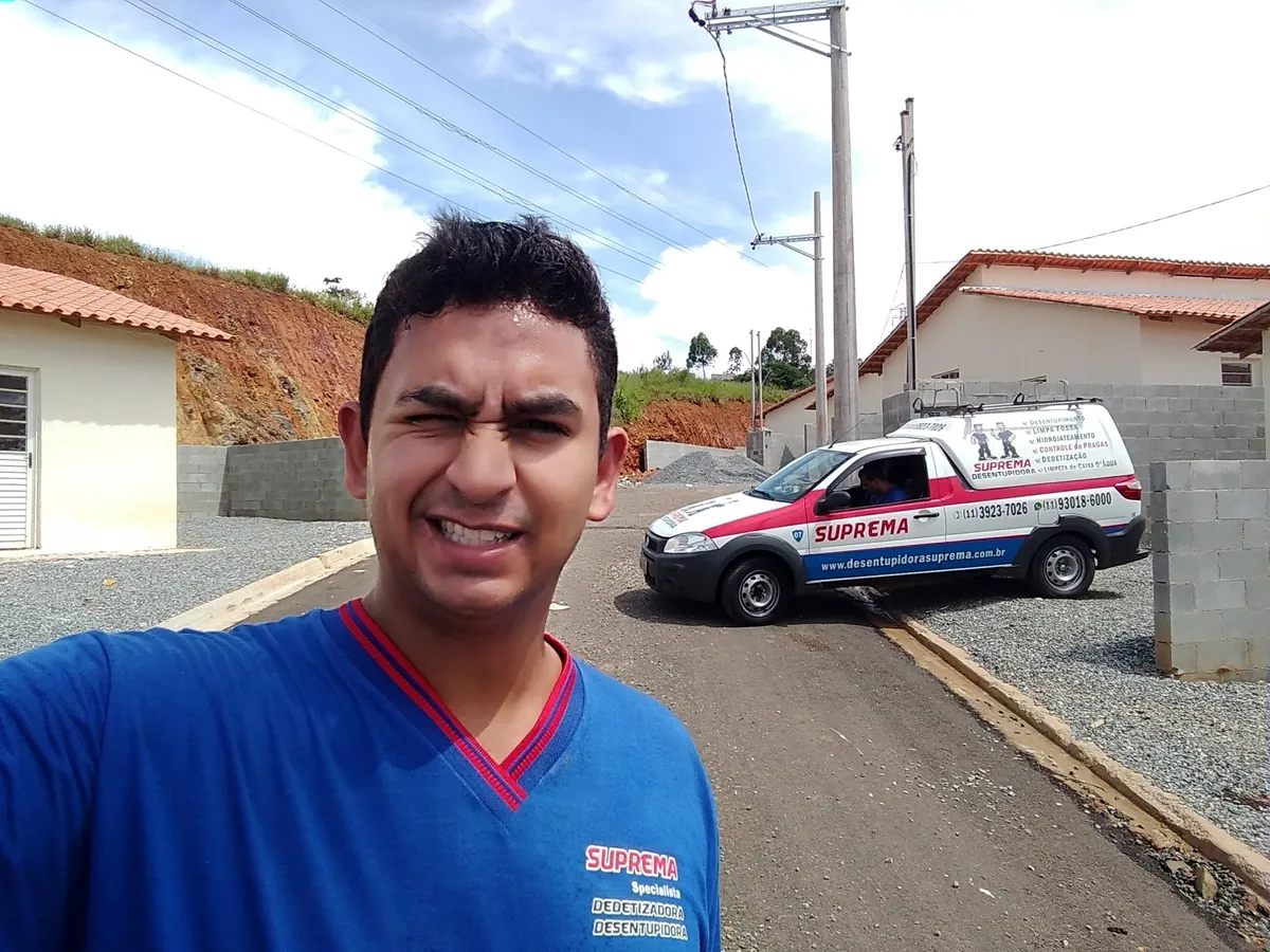 Técnico da Suprema e veículo de atendimento em obra residencial